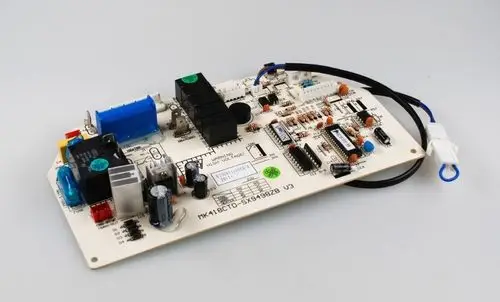 Steuerplatine von Remko mit verschiedenen elektrischen Bauteilen, darunter Relais, Kondensatoren und Widerstände auf einer bedruckten Platine.