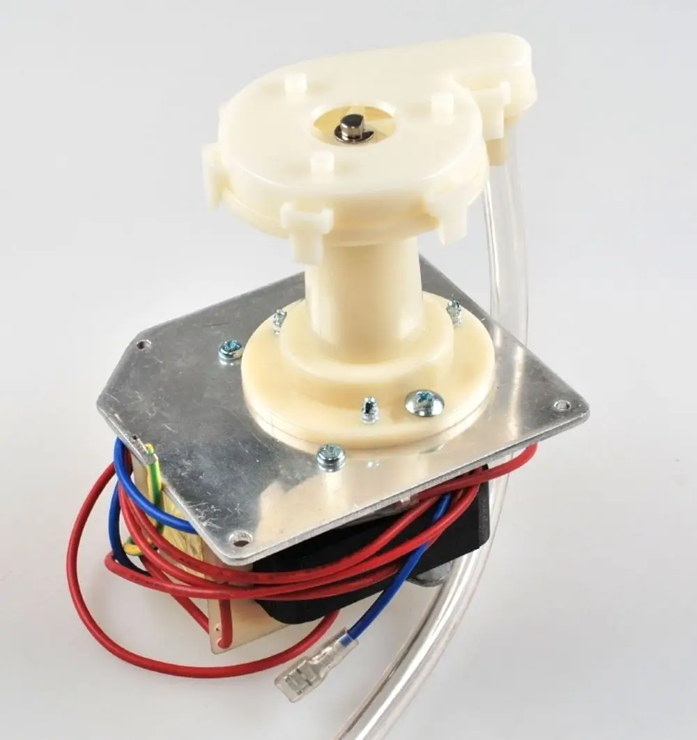 Kondensatpumpe mit einem Gehäuse aus Kunststoff und Metallbasis. Sichtbare Anschlusskabel in verschiedenen Farben. Hersteller ist Remko.