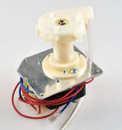 Kondensatpumpe mit einem Gehäuse aus Kunststoff und Metallbasis. Sichtbare Anschlusskabel in verschiedenen Farben. Hersteller ist Remko.