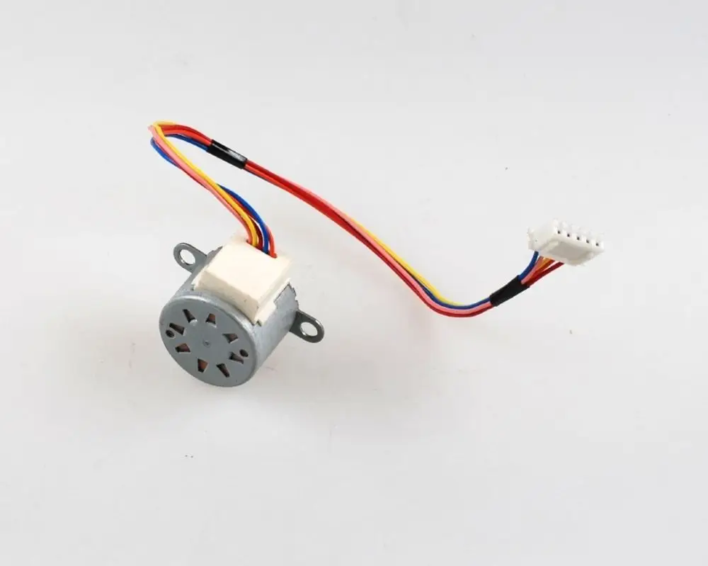 Motor mit mehreren Anschlussleitungen, entwickelt von Remko. Das Produkt hat einen kompakten, zylindrischen Körper und dient wahrscheinlich in technischen Anwendungen oder Geräten.