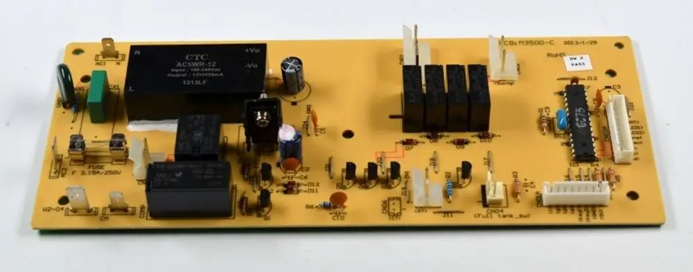 Steuerplatine mit mehreren Relais und elektronischen Bauteilen, produziert von Remko, zur Regelung und Steuerung von Heiz- und Kühlgeräten.