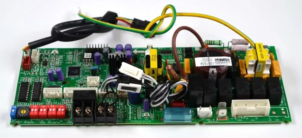 Steuerplatine von Remko mit verschiedenen elektronischen Komponenten, Anschlüssen und Verdrahtungen auf einer grünen Leiterplatte.