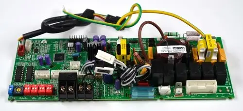 Steuerplatine von Remko mit verschiedenen elektronischen Komponenten, Anschlüssen und Verdrahtungen auf einer grünen Leiterplatte.