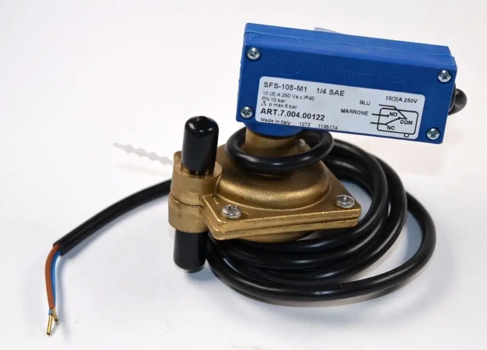 Differenzdruckschalter mit blauer Elektronikbox und schwarzen Kabeln, montiert auf goldenem Gehäuse. Produkt von Remko zur Druckregelung in technischen Anwendungen.