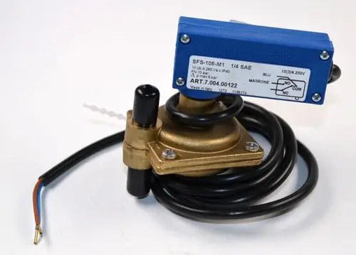 Differenzdruckschalter mit blauer Elektronikbox und schwarzen Kabeln, montiert auf goldenem Gehäuse. Produkt von Remko zur Druckregelung in technischen Anwendungen.