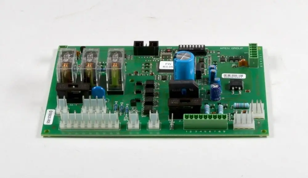 Steuerplatine von Remko mit mehreren Anschlüssen, Relais und verschiedenen elektronischen Bauteilen auf einer grünen Leiterplatte.