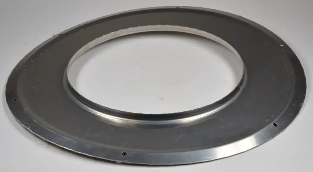 Metallische Rosette von Remko mit rundem Öffnungsdurchmesser, geeignet für Anwendungen in der Lüftungs- oder Klimaanlagentechnik.