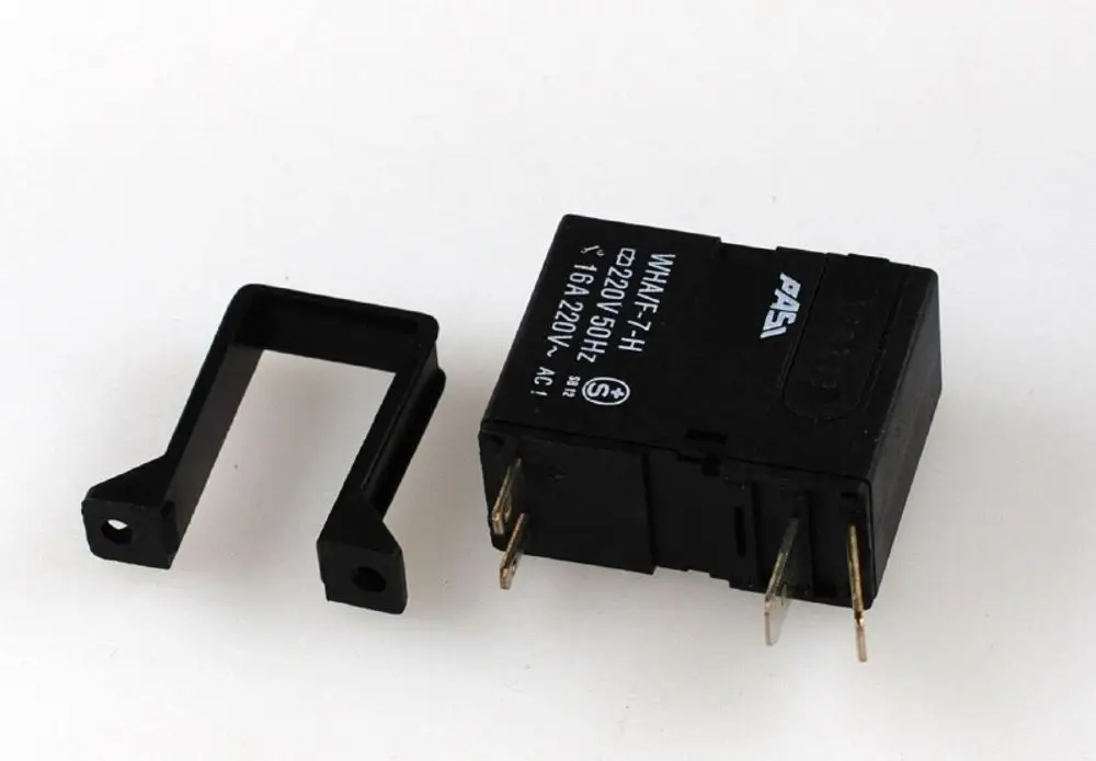 Hilfsschütz mit Stecker und zwei Anschluss-Pins. Das Produkt trägt die Marke Remko und ist für den Betrieb mit 230V ausgelegt.