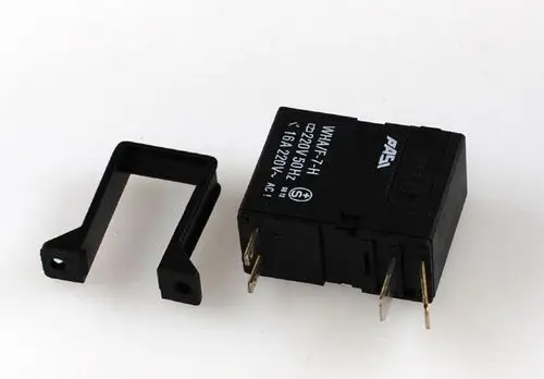 Hilfsschütz mit Stecker und zwei Anschluss-Pins. Das Produkt trägt die Marke Remko und ist für den Betrieb mit 230V ausgelegt.