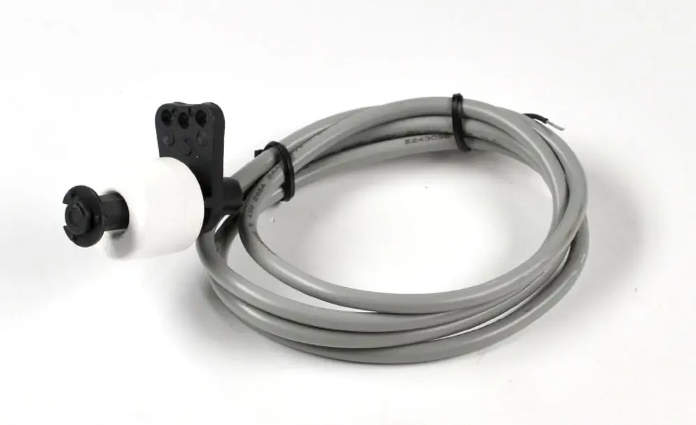 Schwimmerschalter mit grauem Kabel und Halterung, hergestellt von Remko. Der Schalter hat einen runden Mechanismus an einem weißen Teil und ist für verschiedene Anwendungen geeignet.