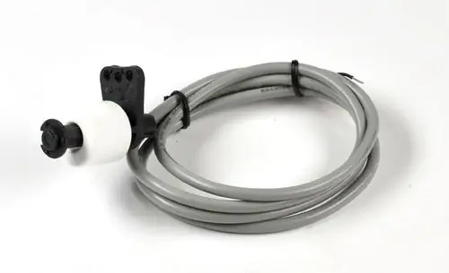 Schwimmerschalter mit grauem Kabel und Halterung, hergestellt von Remko. Der Schalter hat einen runden Mechanismus an einem weißen Teil und ist für verschiedene Anwendungen geeignet.