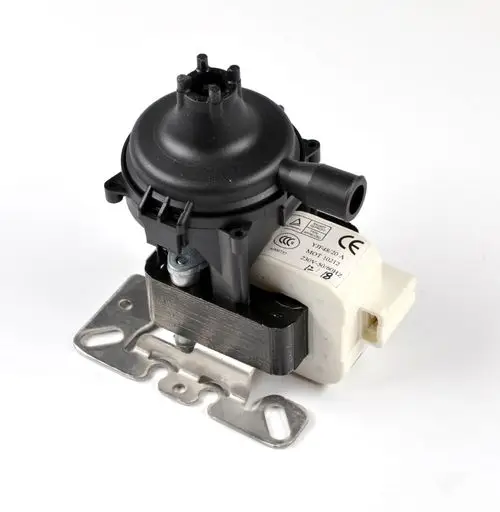 Kondensatpumpe von Remko mit schwarzem, runden Gehäuse, Anschluss für Schlauch und Metallhalterung. Geeignet für die Ableitung von Kondenswasser.