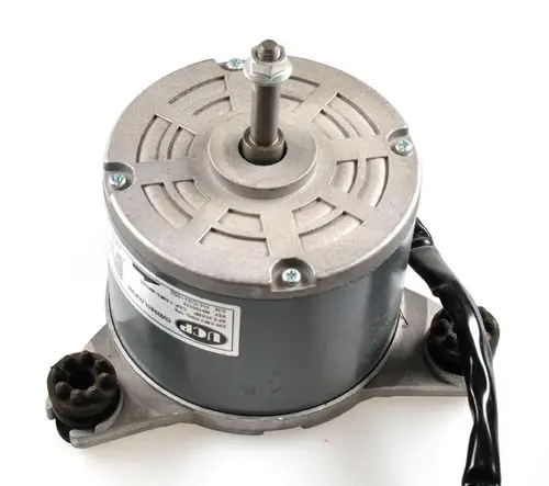 Ventilatormotor von Remko, runder Gehäuse mit zentraler Welle, Anschlüsse für elektrische Verbindungen, Basis zur Montage mit mehreren Löchern.