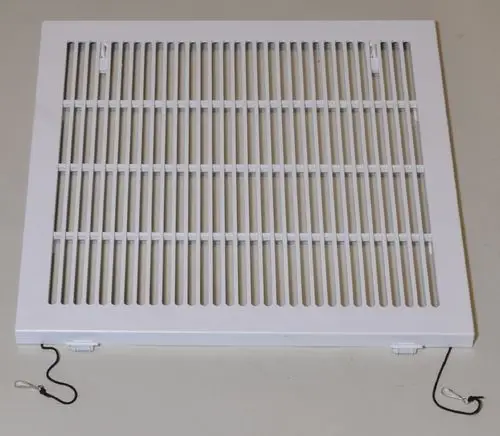 Weißes Lufteintrittsgitter von Remko mit horizontalen Lamellen und seitlichen Aufhängungen, auf einem neutralen Untergrund abgebildet.