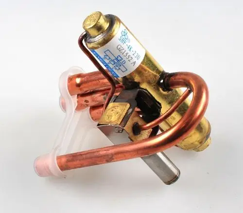 Umkehrventil mit Kupferrohren und einem Metallkörper. Das Produkt stammt von der Marke Remko und weist keine spezifischen Maße oder weitere Details auf.