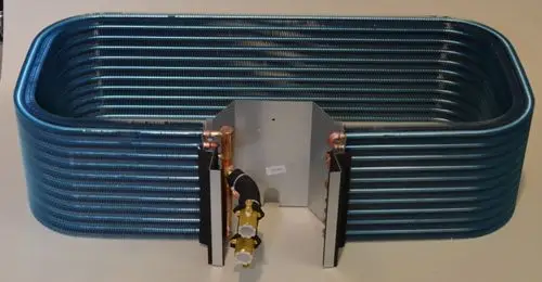 Lamellenwärmetauscher mit blauer Umwicklung und Kupferanschlüssen, hergestellt von Remko, zur Wärmeübertragung in Heizungs- oder Kühlanwendungen.
