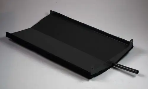 Schwarze Zusatzkondensatwanne mit einer rutschfesten Umrandung und einem Schlauchanschluss. Produkt der Marke Remko für die Ableitung von Kondensat.