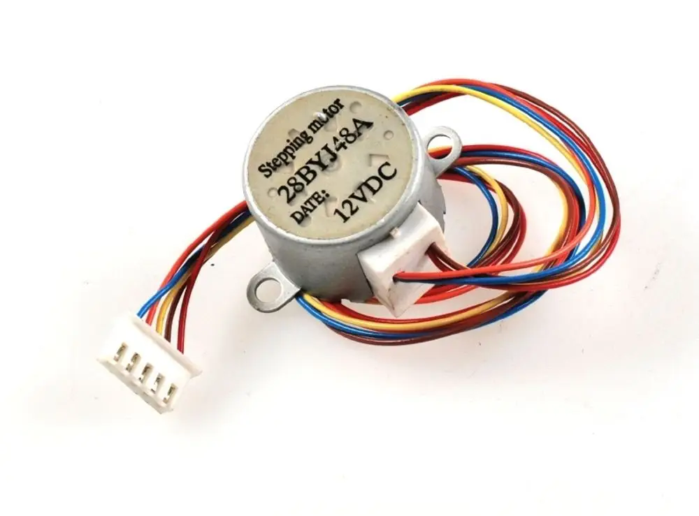Schrittmotor von Remko mit mehreren farbigen Drähten, anschlussfertig mit einem Stecker. Für automatisierte Anwendungen geeignet.