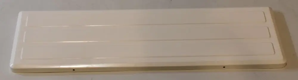 Weißes, rechteckiges Blech von Remko mit drei länglichen Vertiefungen, flach, auf einer hellen Oberfläche liegend.