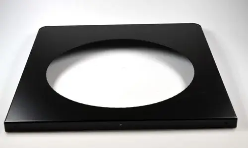 Schwarze Metallplatte mit rundem Ausschnitt in der Mitte, geeignet für die Montage. Produkt von Remko, möglicherweise Teil eines Heizsystems oder eines anderen Geräts.