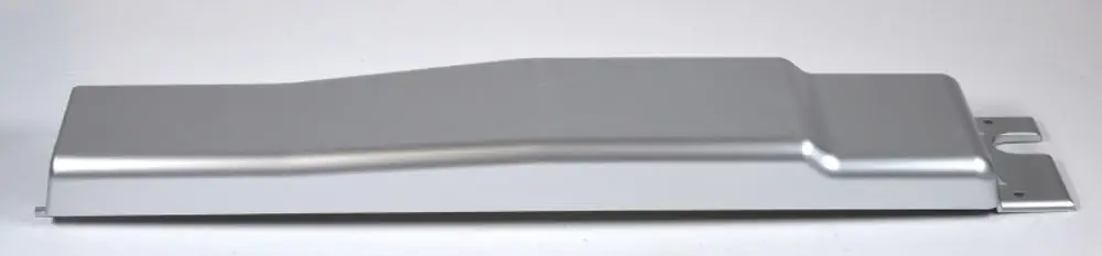 Verchromte Abdeckung für eine Verbindungsleitung, hergestellt von Remko. Die Abdeckung hat eine glatte Oberfläche und ist für technische Komponenten konzipiert.