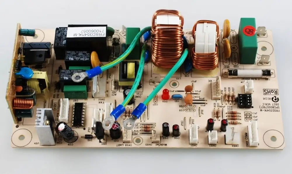 Hauptplatine mit verschiedenen elektronischen Komponenten, inklusive Relais, Kondensatoren und Spulen, hergestellt von Remko.