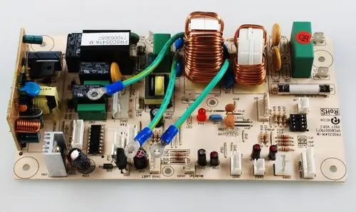 Hauptplatine mit verschiedenen elektronischen Komponenten, inklusive Relais, Kondensatoren und Spulen, hergestellt von Remko.