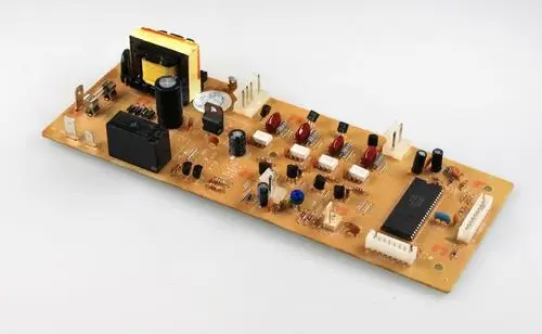 Netzplatine von Remko mit verschiedenen Komponenten wie Kondensatoren, Widerständen und integrierten Schaltkreisen, auf einer Leiterplatte montiert.