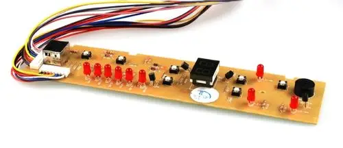 Steuerplatine mit mehreren roten LEDs, Tasten, einem Display und Anschlussklemmen, hergestellt von Remko. Kabel sind sichtbar verbunden.