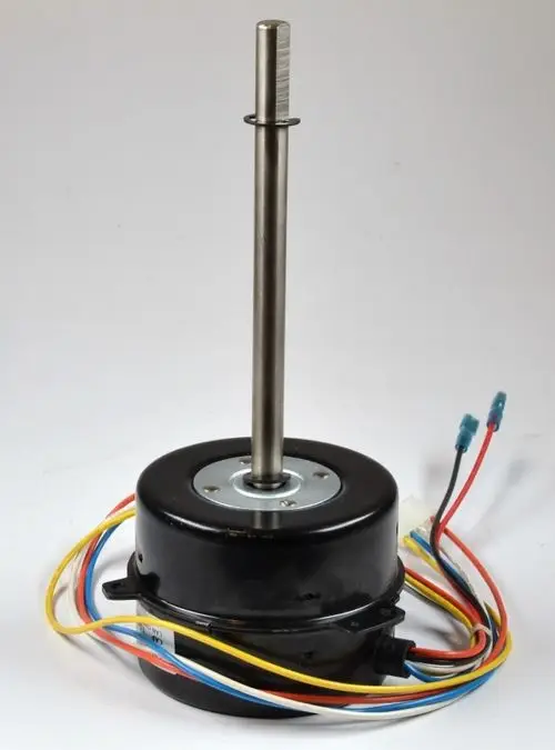 Verdampferventilator von Remko mit einem metallenen Gehäuse und einer vertikalen Welle. Elektrische Anschlusskabel sind sichtbar.
