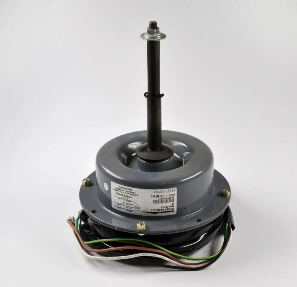 Remko Ventilatormotor mit schwarzem Kabelsatz, zylindrischer Form und einer vertikalen Welle in der Mitte. Etikett mit technischen Informationen auf der Oberseite sichtbar.