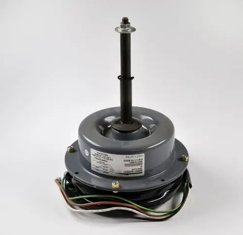 Remko Ventilatormotor mit schwarzem Kabelsatz, zylindrischer Form und einer vertikalen Welle in der Mitte. Etikett mit technischen Informationen auf der Oberseite sichtbar.