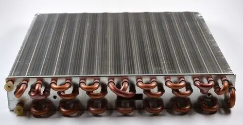 Flacher Verflüssiger mit metallischer Oberfläche und mehreren Kupferleitungen, hergestellt von Remko, für den Einsatz in Kältesystemen.