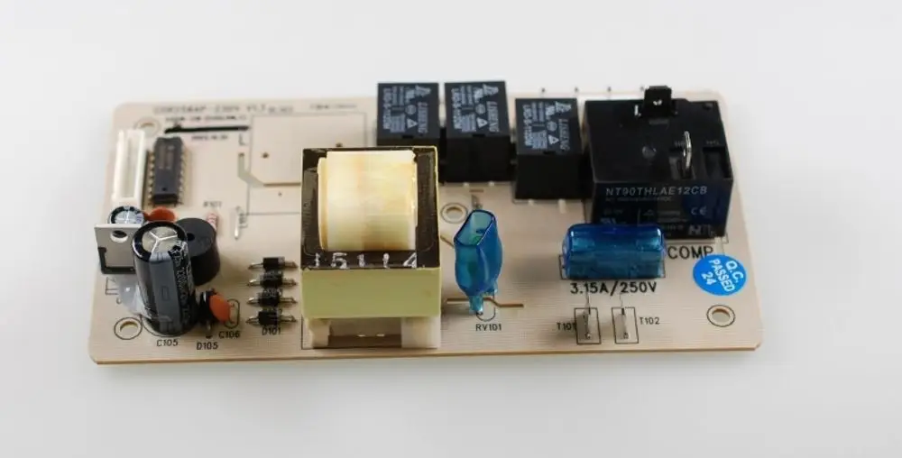 Netzplatine mit verschiedenen elektronischen Komponenten, darunter Relais und Kondensatoren, zu sehen. Das Produkt stammt von Remko.