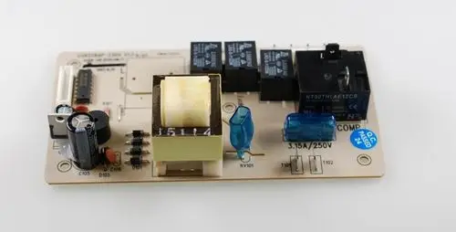 Netzplatine mit verschiedenen elektronischen Komponenten, darunter Relais und Kondensatoren, zu sehen. Das Produkt stammt von Remko.