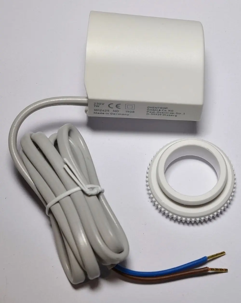 Weißer Stellantrieb mit angeschlossenem Kabel und blauen sowie braunen Drähten, ergänzt durch einen weißen Befestigungsring. Produkt von Remko.