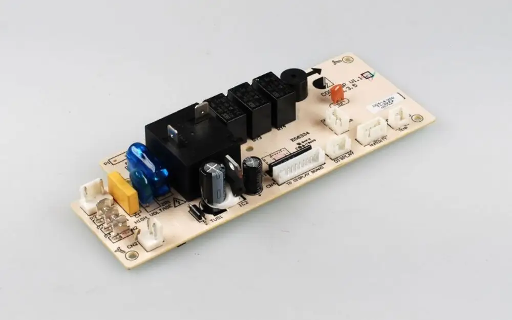 Steuerplatine von Remko mit mehreren Relais, Kondensatoren und Steckverbindern auf einer bedruckten Leiterplatte. Klare elektronische Anordnung.
