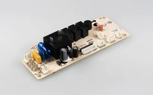 Steuerplatine von Remko mit mehreren Relais, Kondensatoren und Steckverbindern auf einer bedruckten Leiterplatte. Klare elektronische Anordnung.