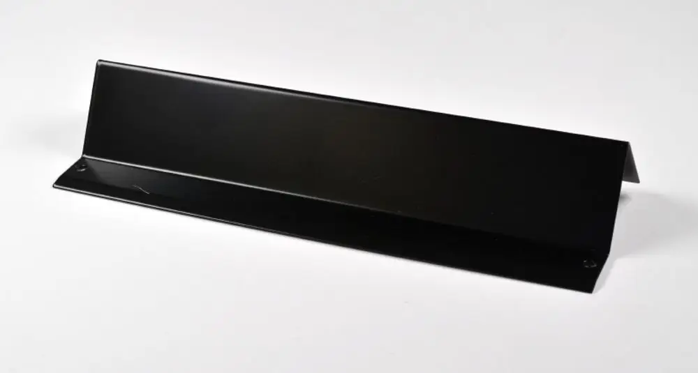 Schwarzer, rechteckiger Standfuß aus Metall mit zwei Befestigungslöchern, geeignet für verschiedene Anwendungen. Produkt von Remko.