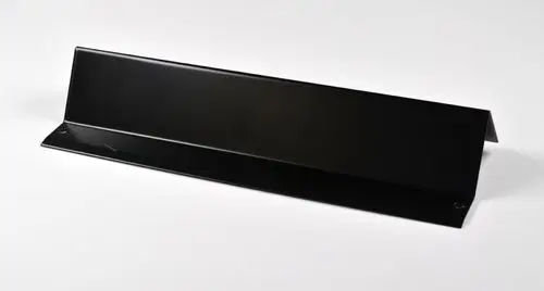 Schwarzer, rechteckiger Standfuß aus Metall mit zwei Befestigungslöchern, geeignet für verschiedene Anwendungen. Produkt von Remko.