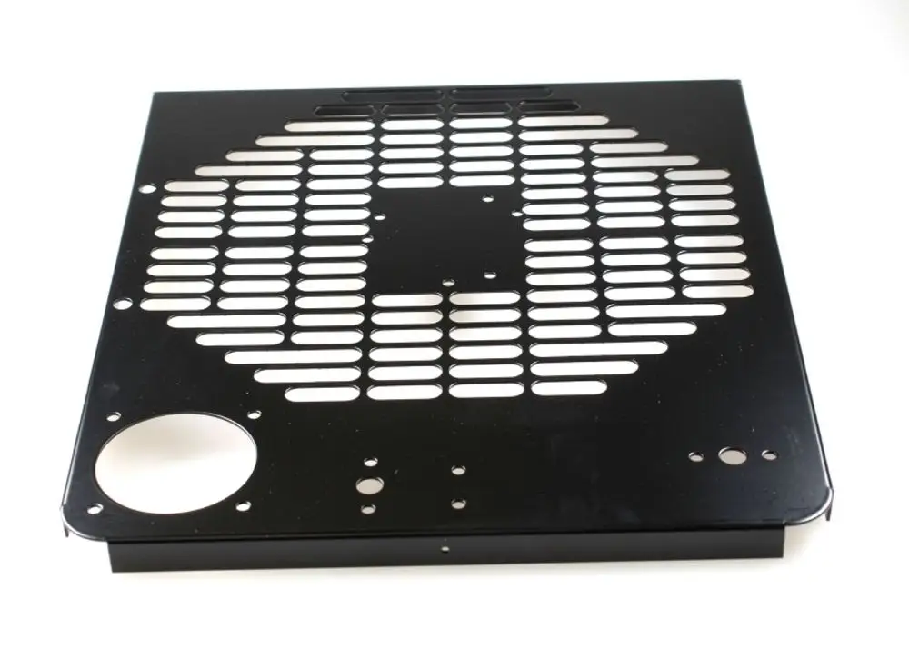 Schwarze Metallrückwand mit perforierter Oberfläche und verschiedenen Löchern, hergestellt von Remko, geeignet für die Montage in technischen Anwendungen.