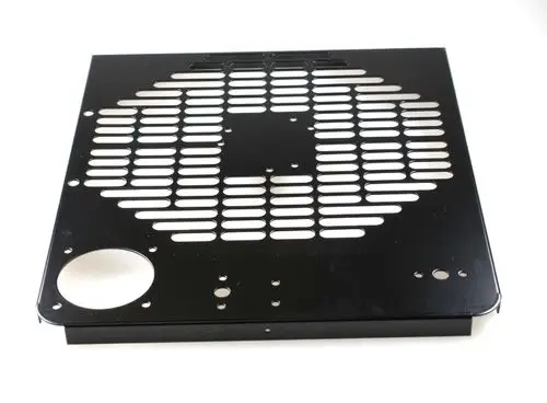 Schwarze Metallrückwand mit perforierter Oberfläche und verschiedenen Löchern, hergestellt von Remko, geeignet für die Montage in technischen Anwendungen.