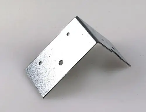 Montageplatte aus Metall mit einer L-Form und mehreren Bohrlöchern, geeignet für die Befestigung. Produkt der Marke Remko.