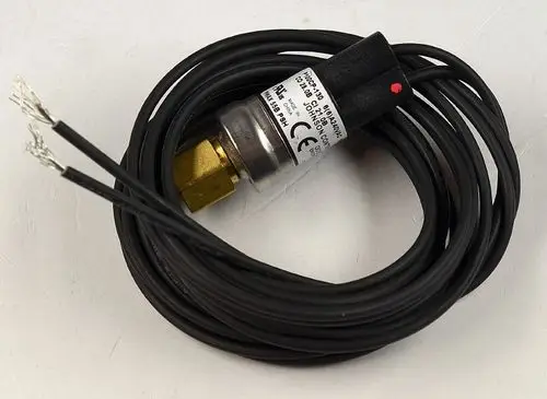 Hochdruckwächter mit einem Metallgehäuse und zwei elektrischen Leitungen. Das Produkt stammt von der Marke Remko und ist für die Überwachung von Druckverhältnissen geeignet.