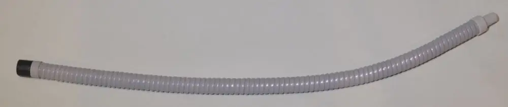 Kondensatschlauch von Remko, flexibel und gewellt, mit einem schwarzen und einem weißen Anschluss, auf hellem Hintergrund, geeignet für Entwässerungsanwendungen.