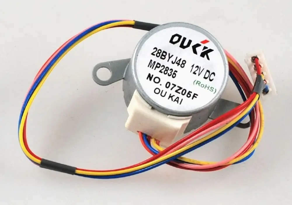 Elektromotor mit mehreren bunten Anschlusskabeln, geeignet für verschiedene Anwendungen. Auf dem Gehäuse ist die Marke Remko deutlich sichtbar.