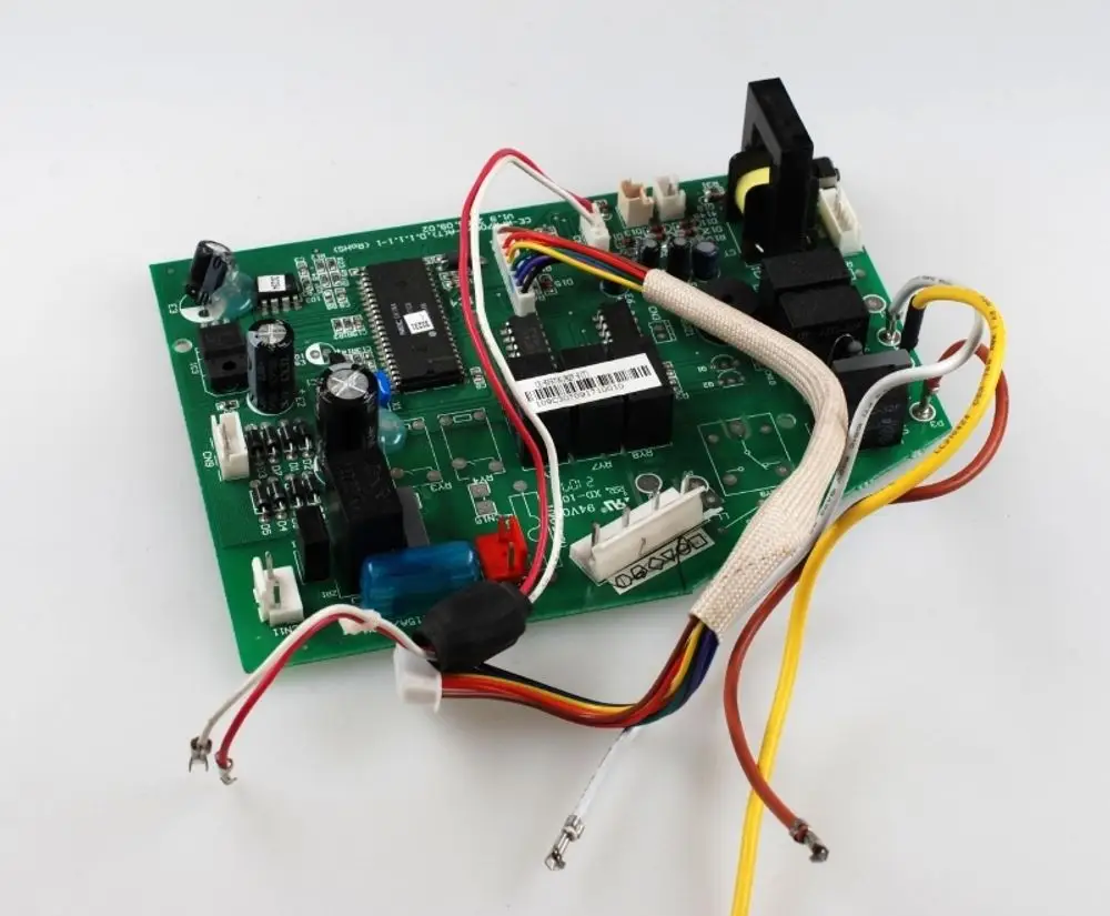 Grüne Steuerplatine von Remko mit verschiedenen Anschlüssen, Chips und Bauelementen für elektronische Anwendungen. Kabel sind sichtbar und verbunden.