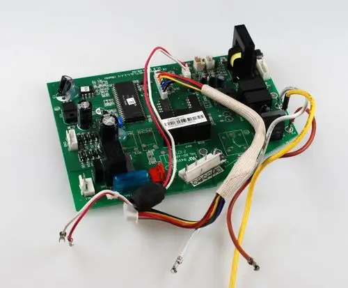Grüne Steuerplatine von Remko mit verschiedenen Anschlüssen, Chips und Bauelementen für elektronische Anwendungen. Kabel sind sichtbar und verbunden.
