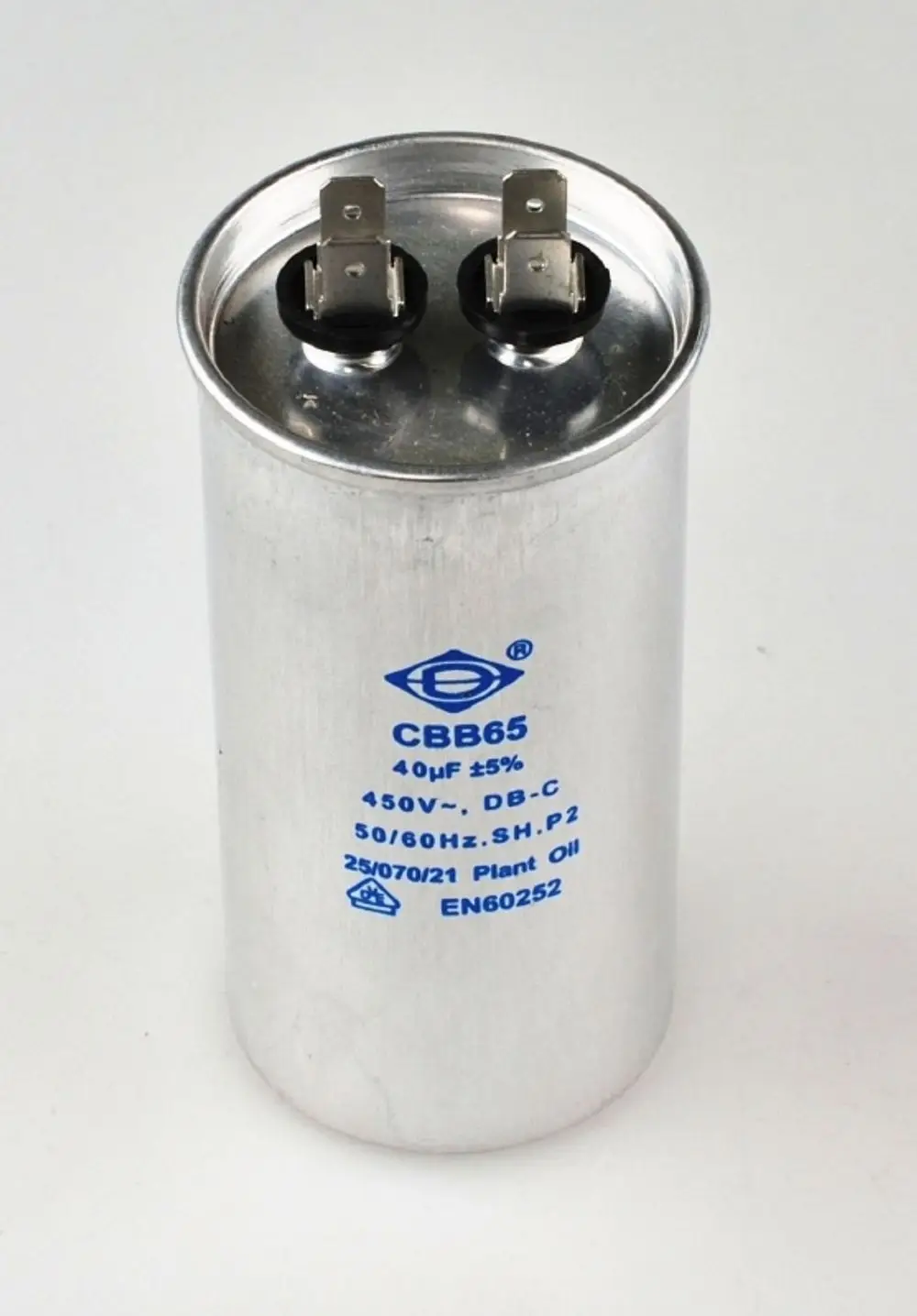 Silberner Aluminiumkondensator mit zwei Anschlüssen. Mit blauer Schrift gekennzeichnet, einschließlich technischer Spezifikationen. Ideal für Kompressoranwendungen. Von Remko.
