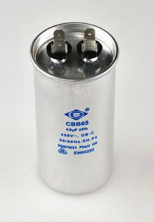 Silberner Aluminiumkondensator mit zwei Anschlüssen. Mit blauer Schrift gekennzeichnet, einschließlich technischer Spezifikationen. Ideal für Kompressoranwendungen. Von Remko.